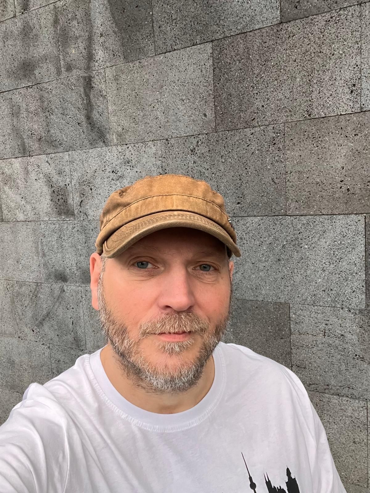 Hinter den Mauern einer Großstadt.